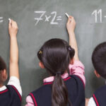  Ilustrasi beberapa siswa sedang berhitung (Getty Images/iStockphoto/XiXinXing)