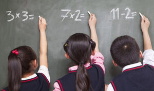 berhitung Ilustrasi beberapa siswa sedang berhitung (Getty Images/iStockphoto/XiXinXing)