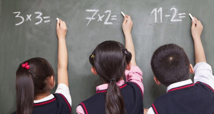  Ilustrasi beberapa siswa sedang berhitung (Getty Images/iStockphoto/XiXinXing)